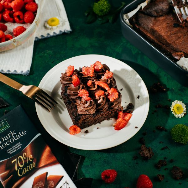 Jemná čokoládová tortička s čokoládovou ganache a sušenými malinami