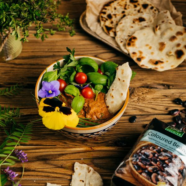 FAZUĽOVÝ HUMMUS SO SUŠENÝMI RAJČINAMI A PITA CHLEBOM