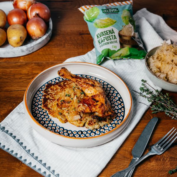 PEČENÉ KURA NA KYSLEJ KAPUSTE SO ZEMIAKOVÝMI LIEVANCAMI