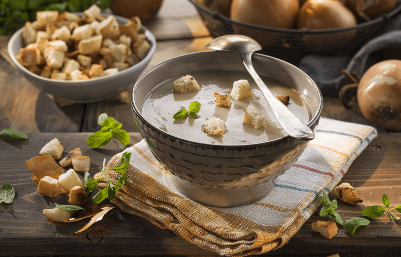 Recept → Cibuľová polievka s opraženou žemľou Recept → Cibuľová polievka s opraženou žemľou