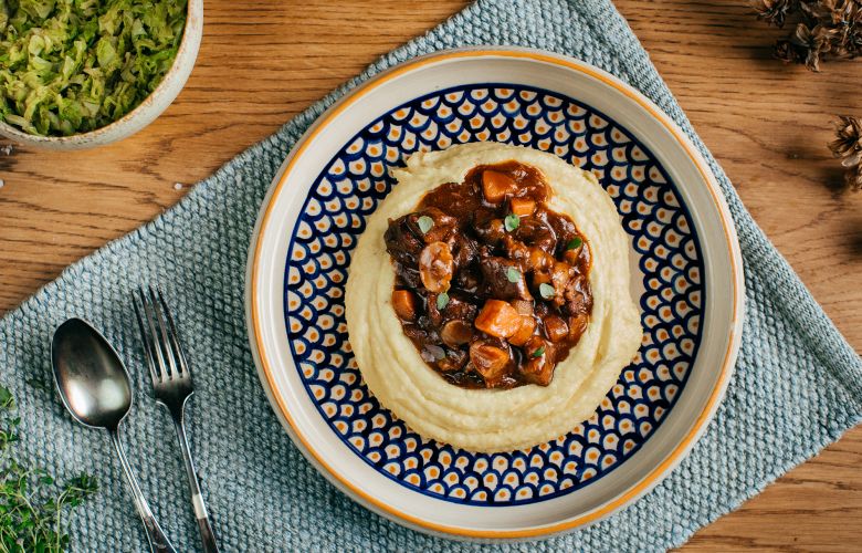 Recept → Hovädzí hrniec s maslovým kelom a zemiakovou kašou s horčicou
