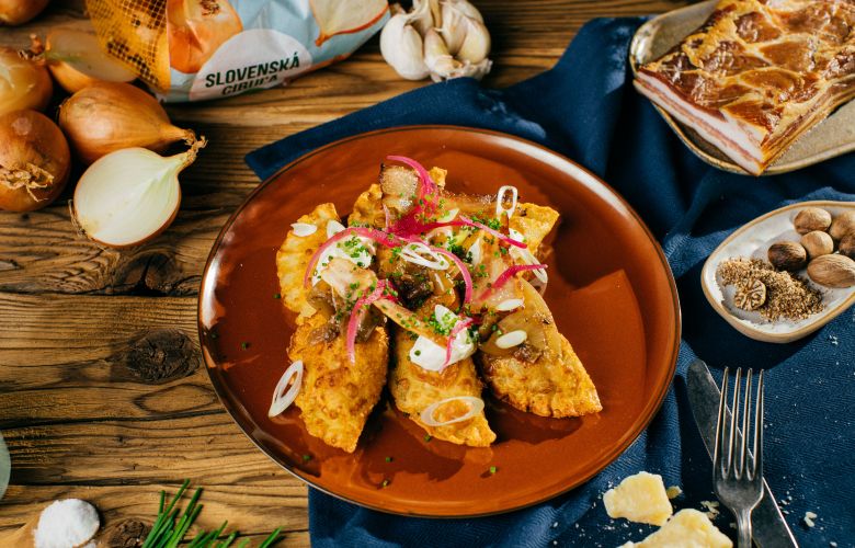 Recept → Domáce zemiakové pirohy pnené trhaným bravčovým plieckom Recept → Domáce zemiakové pirohy pnené trhaným bravčovým plieckom