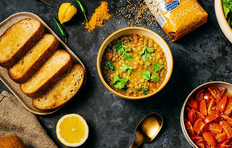 Recept → Šošovicové kari s teplým paradajkovým šalátom Recept → Šošovicové kari s teplým paradajkovým šalátom
