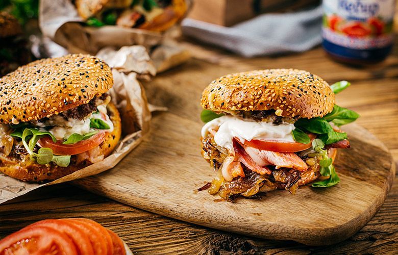Recept → Pastiersky burger s grilovanou cibuľou