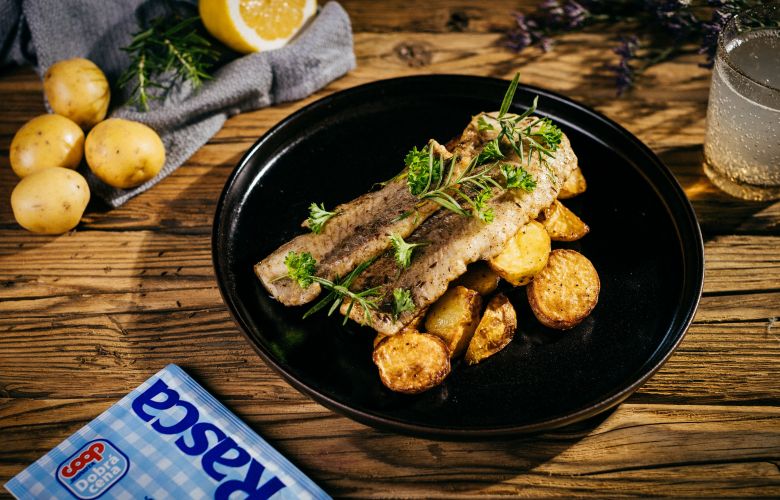 Recept → Sumec na rasci s rozmarínom a pečenými baby zemiakmi Recept → Sumec na rasci s rozmarínom a pečenými baby zemiakmi