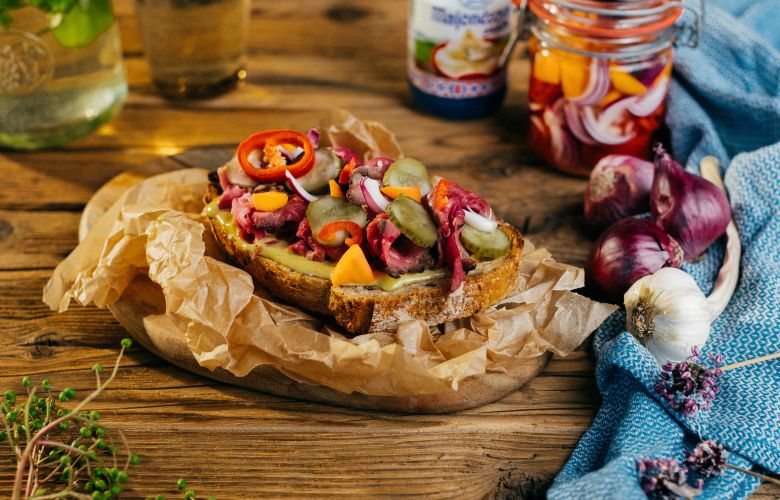 Recept → Sendvič s rozbifom, nakladaná zelenina, chrenová horčica, bazovo–bazalková limonáda Recept → Sendvič s rozbifom, nakladaná zelenina, chrenová horčica, bazovo–bazalková limonáda