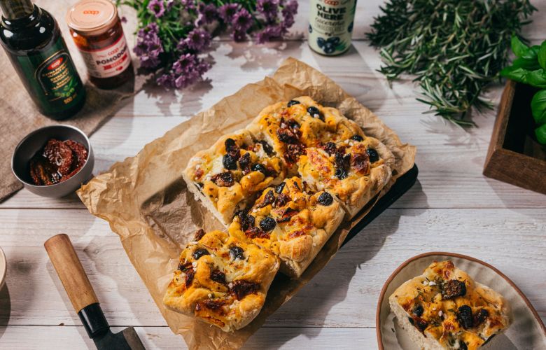 Recept → FOCACCIA S OLIVAMI A SUŠENÝMI PARADAJKAMI A MOZZARELLOU