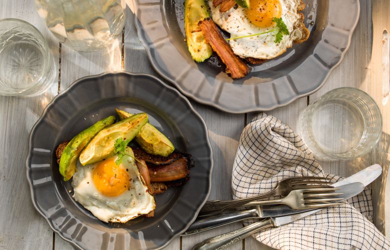 Recept → Opečený chlebík s avokádom a slaninou Recept → Opečený chlebík s avokádom a slaninou