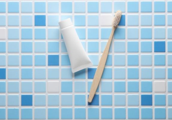 Zubná pasta na dlaždice